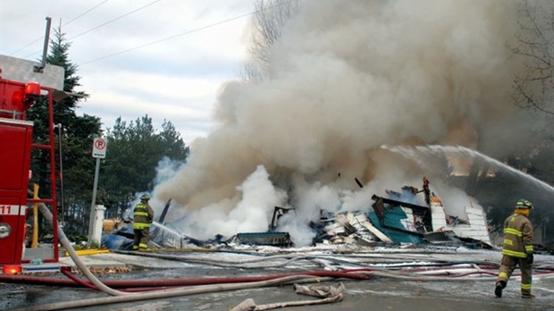 Immeuble rasé par les flammes: la communauté se mobilise